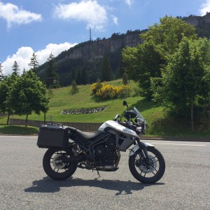 Triumph Tiger 800 XRT am Ortseingang von Roquefort im Départements Aveyron. © Münzenberg Medien, Foto: Stefan Pribnow