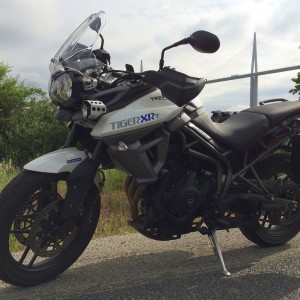 Triumph Tiger 800 XRT vor dem Viadukt von Millau im Département Aveyron. © Münzenberg Medien, Foto: Stefan Pribnow