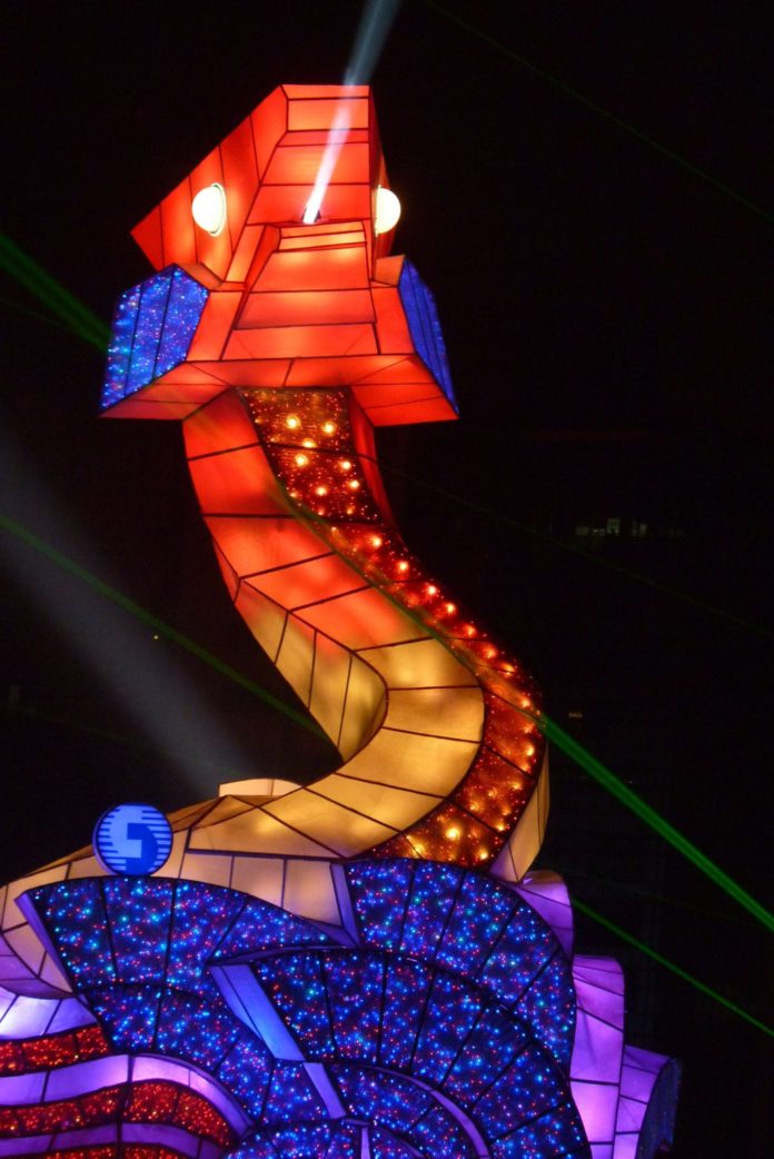 Zentrale Schlangenfigur beim Neujahrsfest in Hsinchu.