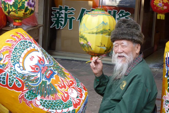 Meister Wu Dun Hou in Lugang beim Malen eines Drachenmotivs.