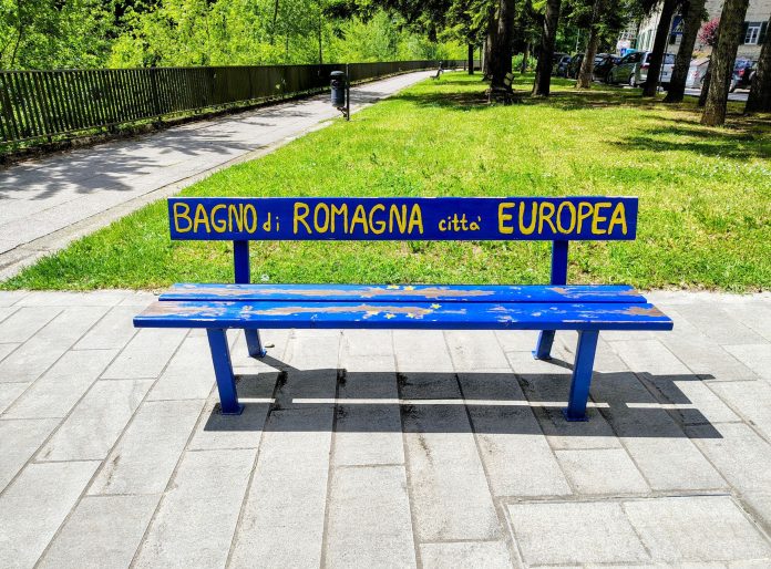 Eine Sitzbank in Bagno di Romagna im Tal des Savio (valle del Savio). © Münzenberg Medien, Foto/ BU: Stefan Pribnow, Ort und Datum der Aufnahme: Bagno di Romagna, 17.5.2025