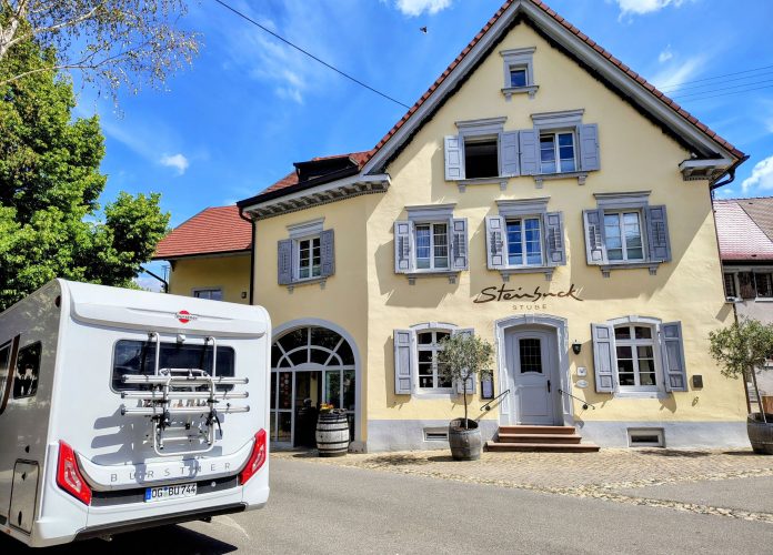 Mit einem Lyseo von Büstner vor Steinbuck Stube Landgasthaus in Bischoffingen im Kaiserstuhl. © Münzenberg Medien, Foto/ BU: Stefan Pribnow, Ort und Datum der Aufnahme: Vogtsburg, 23.5.2025