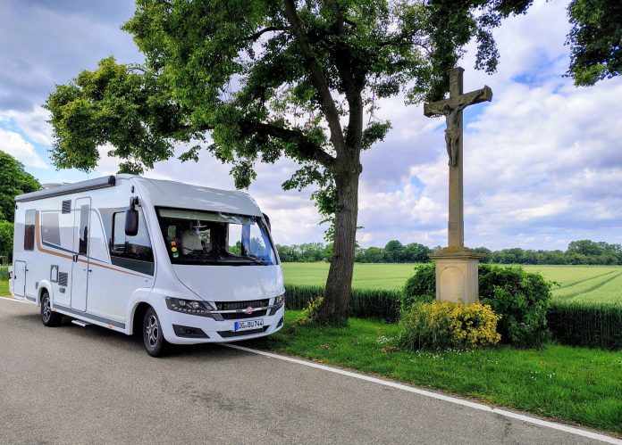Mit einem Lyseo von Bürstner an einemKreuz zwischen Rhein und Kaiserstuhl. © Münzenberg Medien, Foto/ BU: Stefan Pribnow, Ort und Datum der Aufnahme: Breisach, 23.5.2025