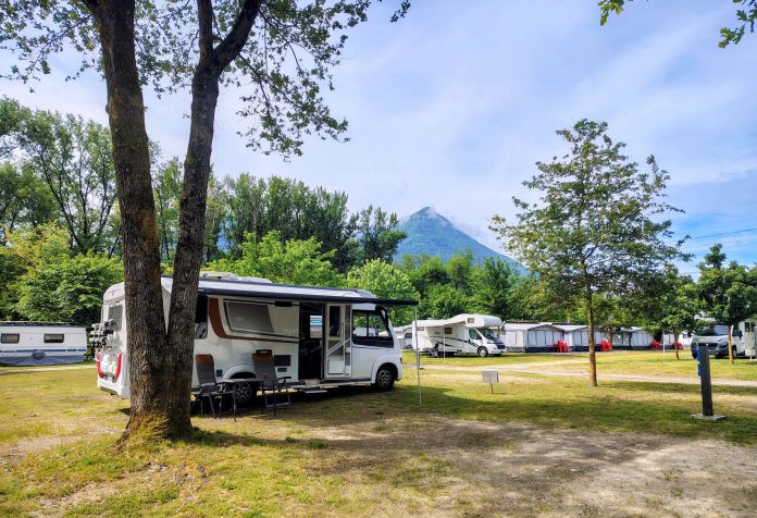 Rollende Redaktionsstube in einem Lyseo von Bürstner auf dem Campingplatz Riarena in Cugnasco am Lago Maggiore im Tessin, Schweizerische Eidgenossenschaft. © Münzenberg Medien, Foto/ BU: Stefan Pribnow, Ort und Datum der Aufnahme: Lago Maggioa, 21.5.2025