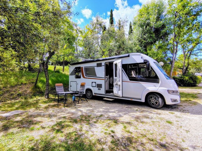 Rollende Redaktionsstube in einem Lyseo von Bürstner auf dem Campingplatzin Centro Vacanze San Marino hoch über der Adria. © Münzenberg Medien, Foto/ BU: Stefan Pribnow, Ort und Datum der Aufnahme: San Marino, 17.5.2025