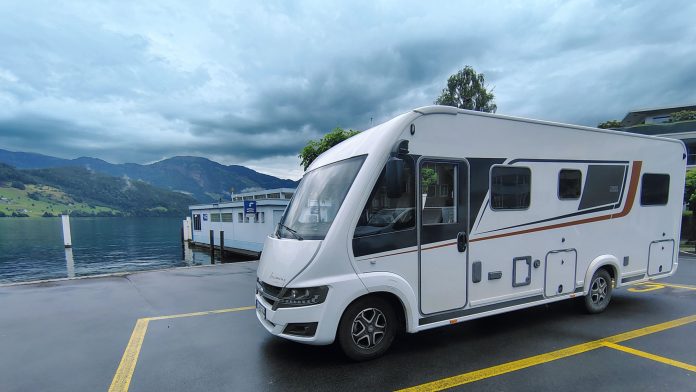 Rollende Redaktionsstube in einem Lyseo von Bürstner in Buochs am Vierwaldstättersee, Schweizerische Eidgenossenschaft. © Münzenberg Medien, Foto/ BU: Stefan Pribnow, Ort und Datum der Aufnahme: San Marino, 21.5.2025