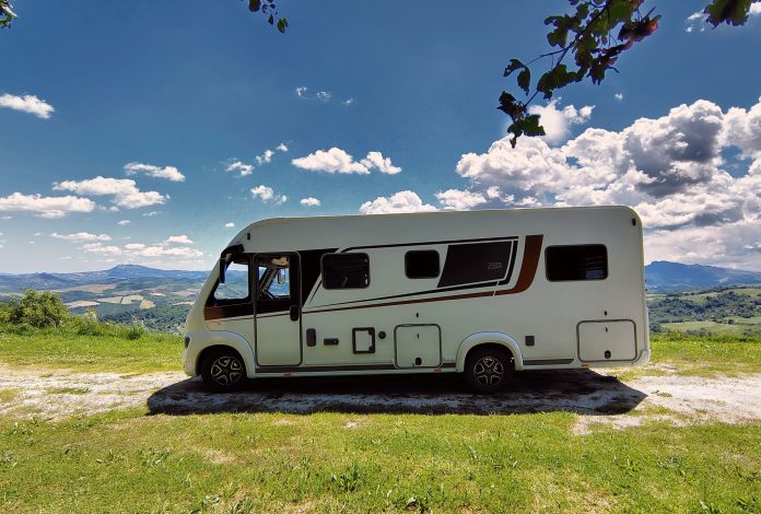 Rollende Redaktionsstube in einem Lyseo von Bürstner auf einem Hügel in der Romagna, Republik Italien. Im Hintergrund: San Marino. © Münzenberg Medien, Foto/ BU: Stefan Pribnow, Ort und Datum der Aufnahme: Romagna, 17.5.2025