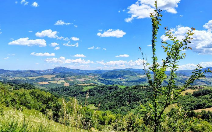 Ein Blick über die Romagna, Republik Italien, nach San Mariono. © Münzenberg Medien, Foto/ BU: Stefan Pribnow, Ort und Datum der Aufnahme: Romagna, 17.5.2025