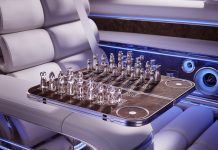 Schach in Shanghai beziehungsweise in einer Großraumlimousine von Mercedes-Benz