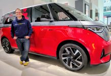 „Ikonisches Reisen“ oder Fahrzeugpräsentation – Ausstellung „ICONIC – A Timeless Journey of Culture, Society and Mobility – Ikonen im DRIVE“ im „DRIVE. Volkswagen Group Forum“ in Berlin bis 2027