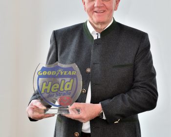 Erwin Hindelang zum „Held der Straße 2017“ gekürt – Goodyear und AvD zeichnen Helfer im Straßenverkehr aus